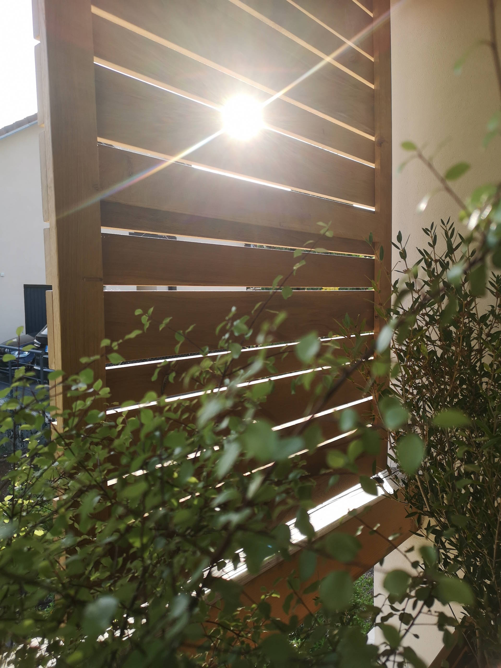 Claustra en bois massif sur mesure laissant passer la lumière, fabrication artisanale française Manufacture Dubosc & Fils.