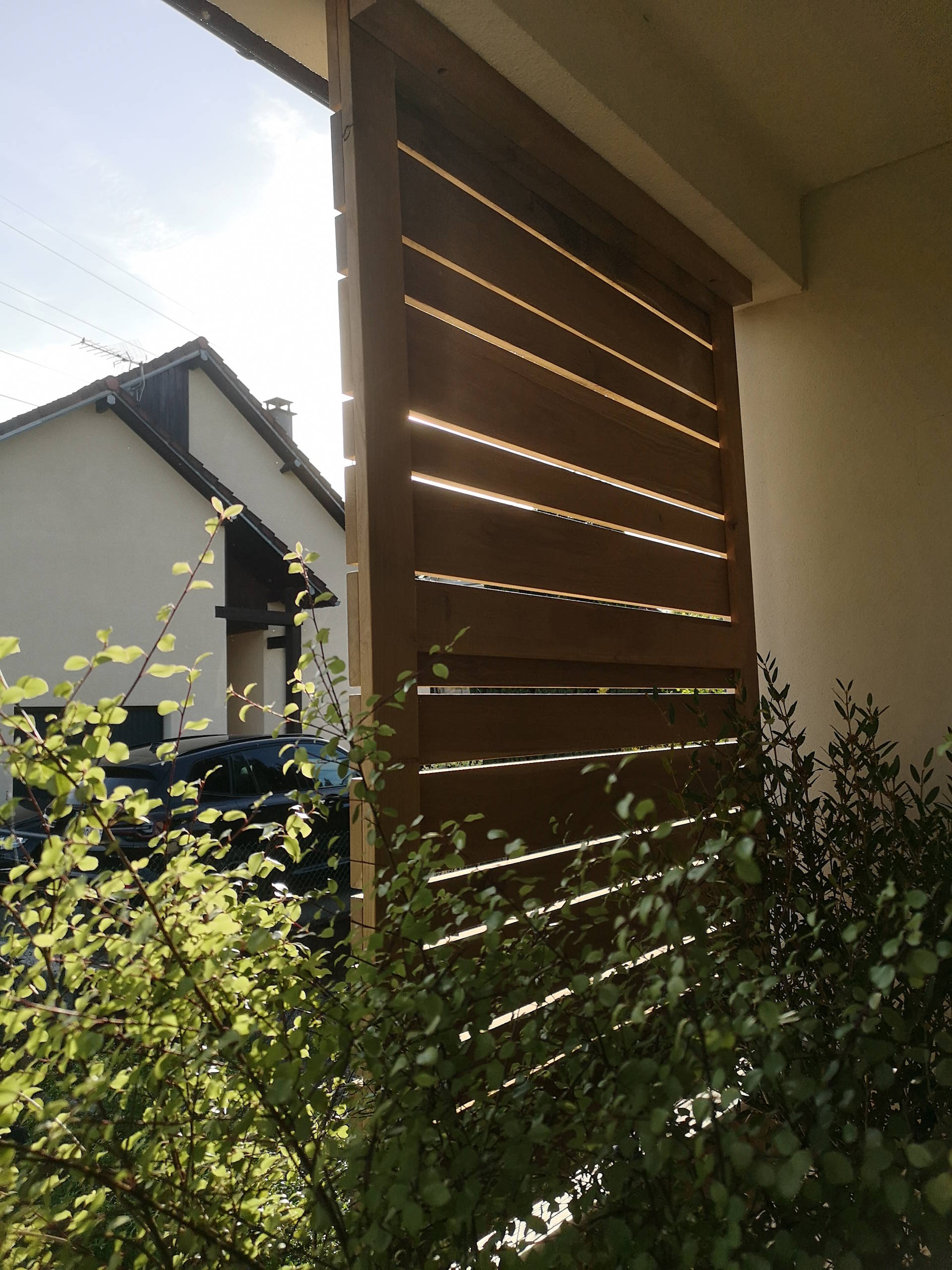 Claustra en bois massif sur mesure laissant passer la lumière, fabrication artisanale française Manufacture Dubosc & Fils.