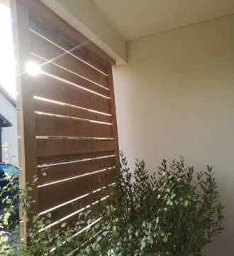 Claustra en bois massif sur mesure laissant passer la lumière, fabrication artisanale française Manufacture Dubosc & Fils.