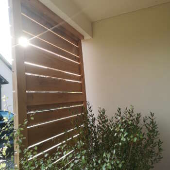 Claustra en bois massif sur mesure laissant passer la lumière, fabrication artisanale française Manufacture Dubosc & Fils.