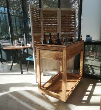 Mobilier de bar artisanal en bois massif pour hôtel haut de gamme