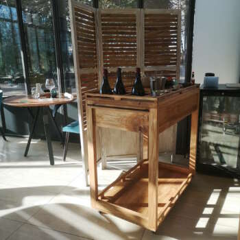 Mobilier de bar artisanal en bois massif pour hôtel haut de gamme