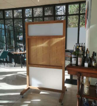 Paravent intérieur en bois massif au design épuré et contemporain.