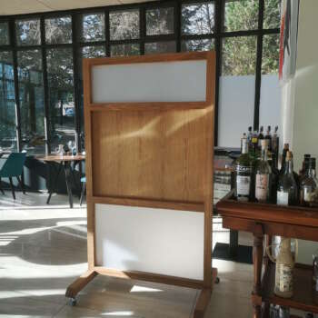 Paravent intérieur en bois massif au design épuré et contemporain.