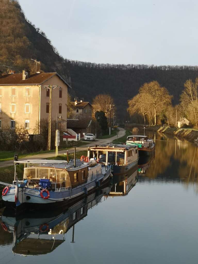 canal doubs deluz voie bleue eurovelo 6 bateaux paysage franche comte