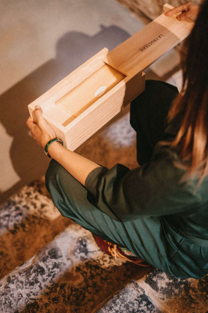 Coffret à comté en bois local avec couvercle coulissant réalisé sur mesure.