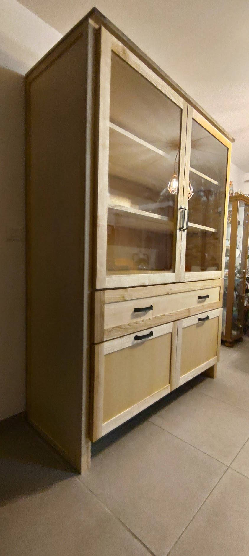 Buffet vaisselier en bois massif fabriqué artisanalement en France avec portes vitrées et éclairage LED – Manufacture Dubosc & Fils.