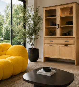 Buffet vaisselier en bois massif dans un salon contemporain avec éclairage LED.