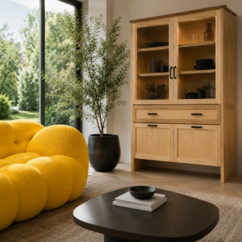 Buffet vaisselier en bois massif dans un salon contemporain avec éclairage LED.