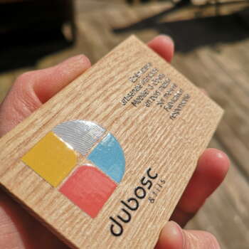 Carte de visite bois personnalisée avec logo couleur et gravure laser artisanale.