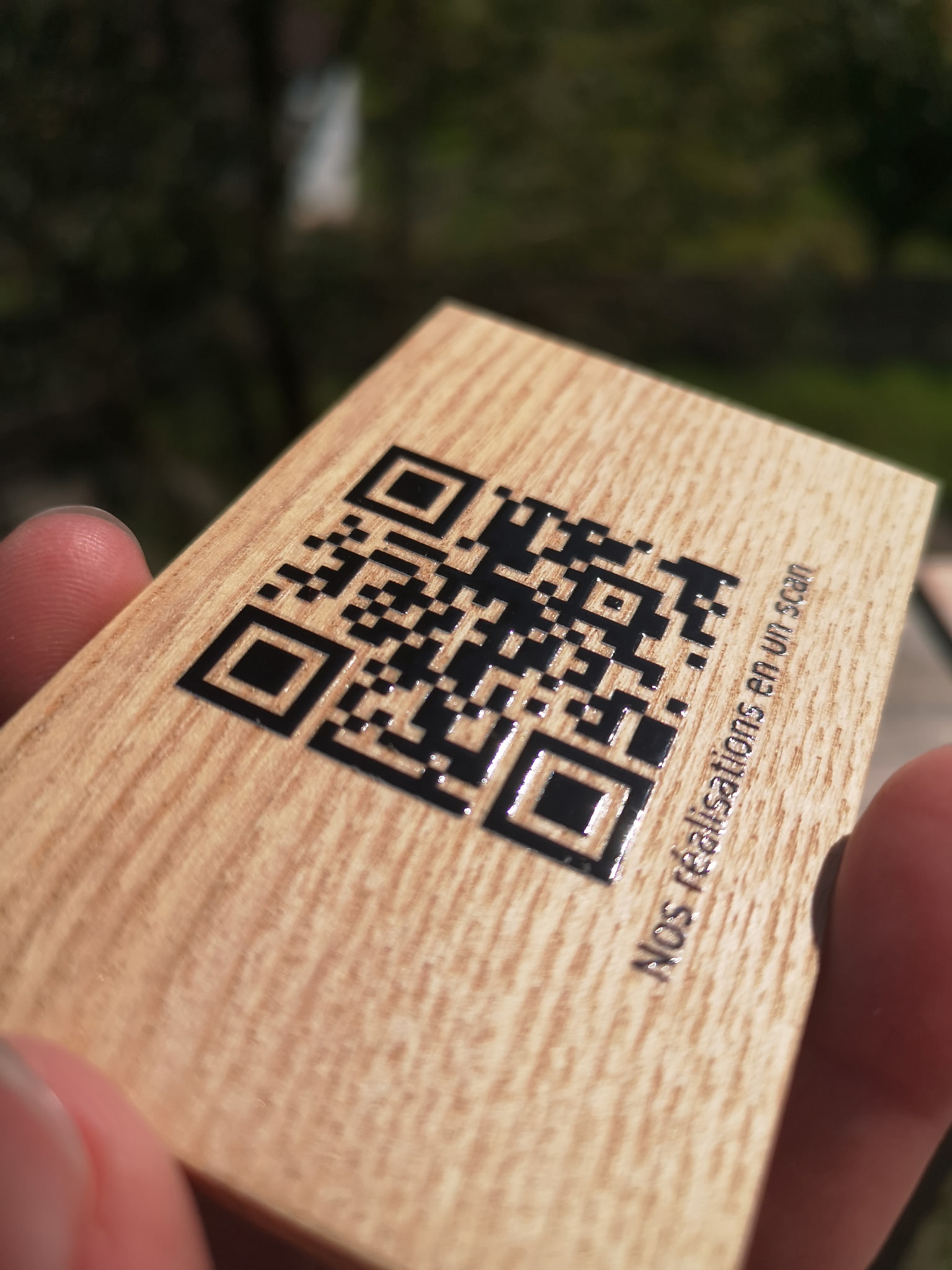 QR Code gravé sur une carte de visite en bois fabriquée artisanalement.