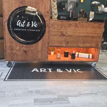 Comptoir d'accueil en bois avec rangements intégrés pour commerce.