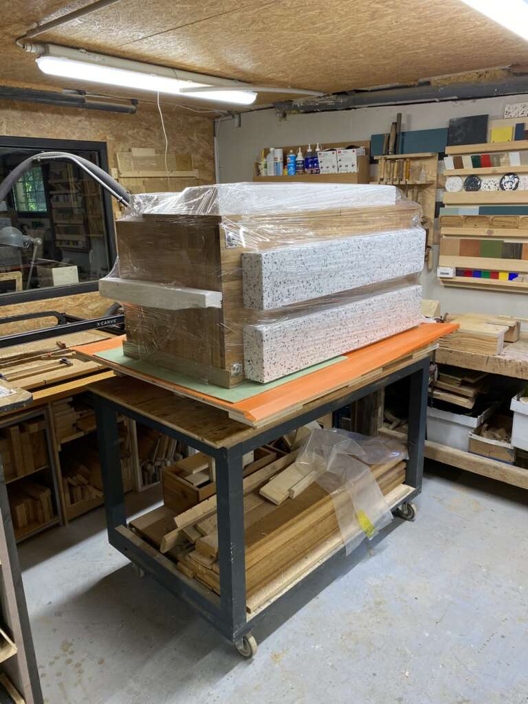 Emballage d'un meuble sur mesure avec des matériaux de réemploi afin d'assurer une protection optimale pendant le transport.