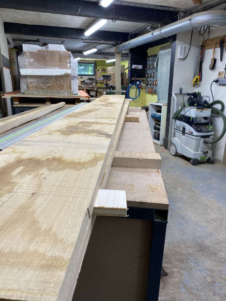 Fabrication d'un meuble sur mesure en bois massif dans notre atelier artisanal près de Besançon.