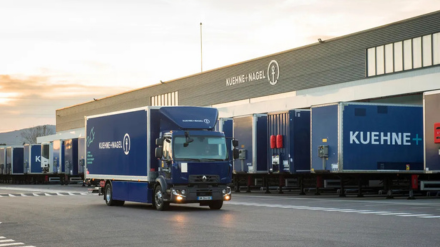 Chargement d'un meuble sur mesure dans le camion avant livraison.