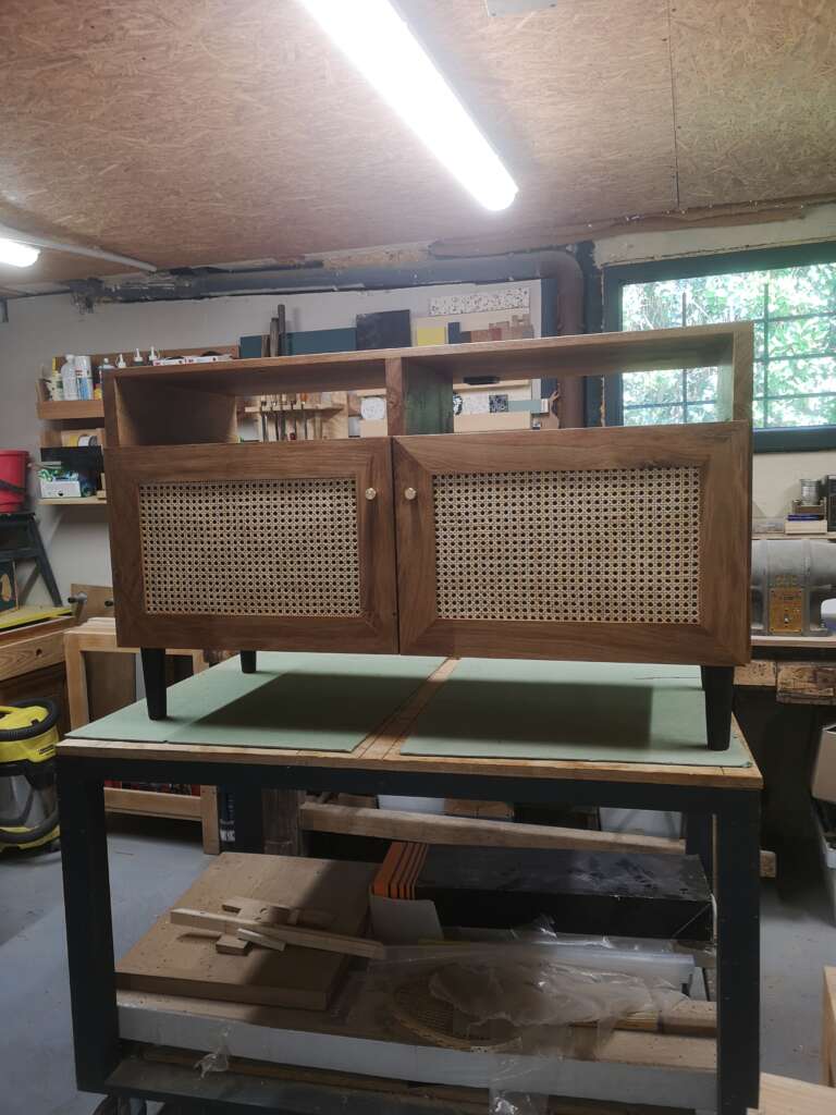 Meuble sur mesure en chêne massif avec portes en cannage, fabriqué artisanalement dans notre atelier.