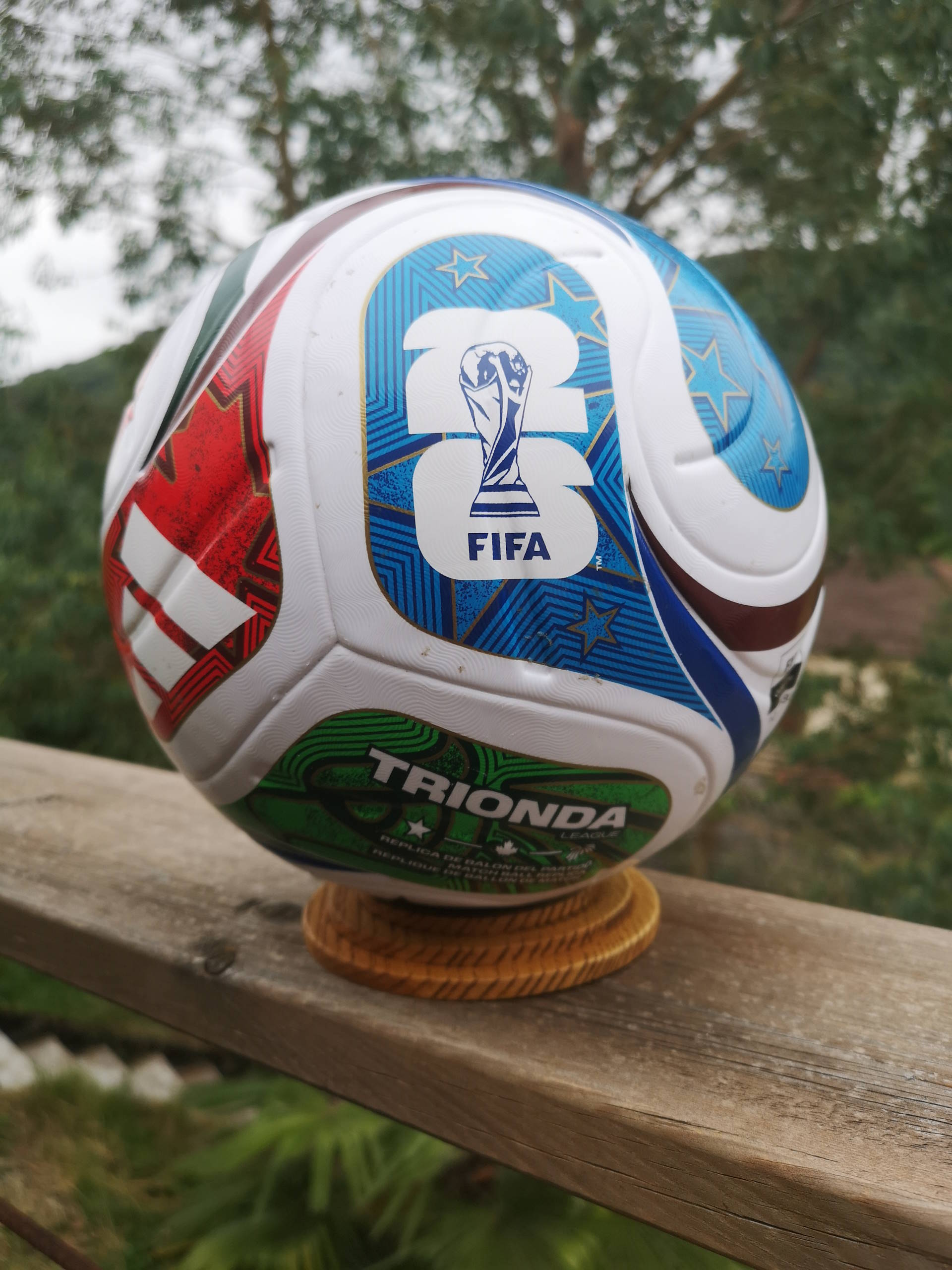 Support ballon football en chêne massif avec ballon souvenir de Coupe du Monde.