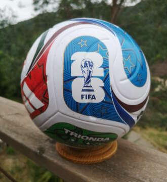 Support ballon foot en bois massif fabriqué artisanalement en Franche-Comté.