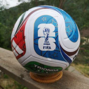 Support ballon foot en bois massif fabriqué artisanalement en Franche-Comté.