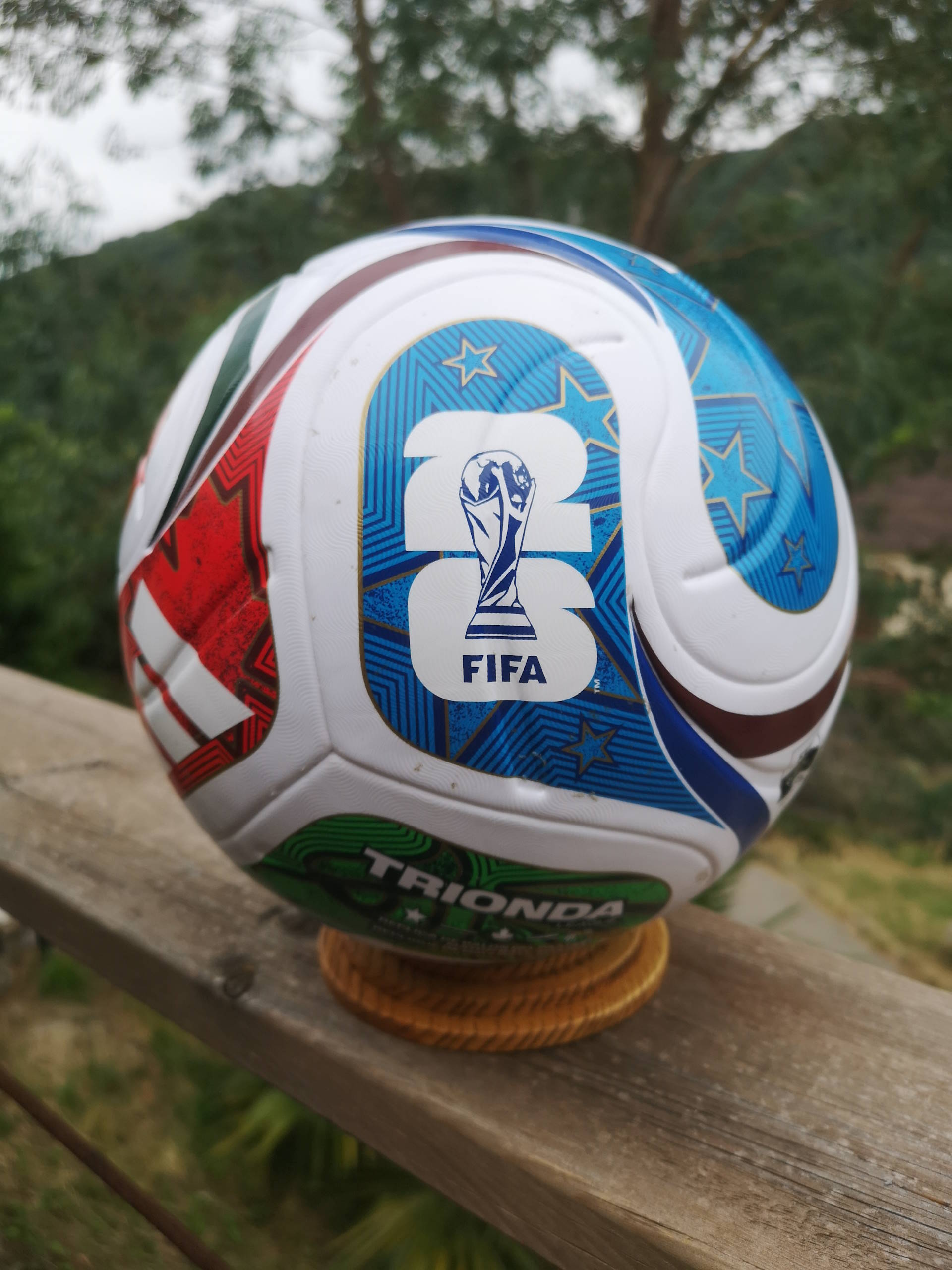 Support ballon foot en bois massif fabriqué artisanalement en Franche-Comté.