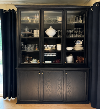 Vaisselier noir en frêne massif avec trois portes vitrées fabriqué artisanalement.