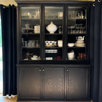 Vaisselier noir en frêne massif avec trois portes vitrées fabriqué artisanalement.