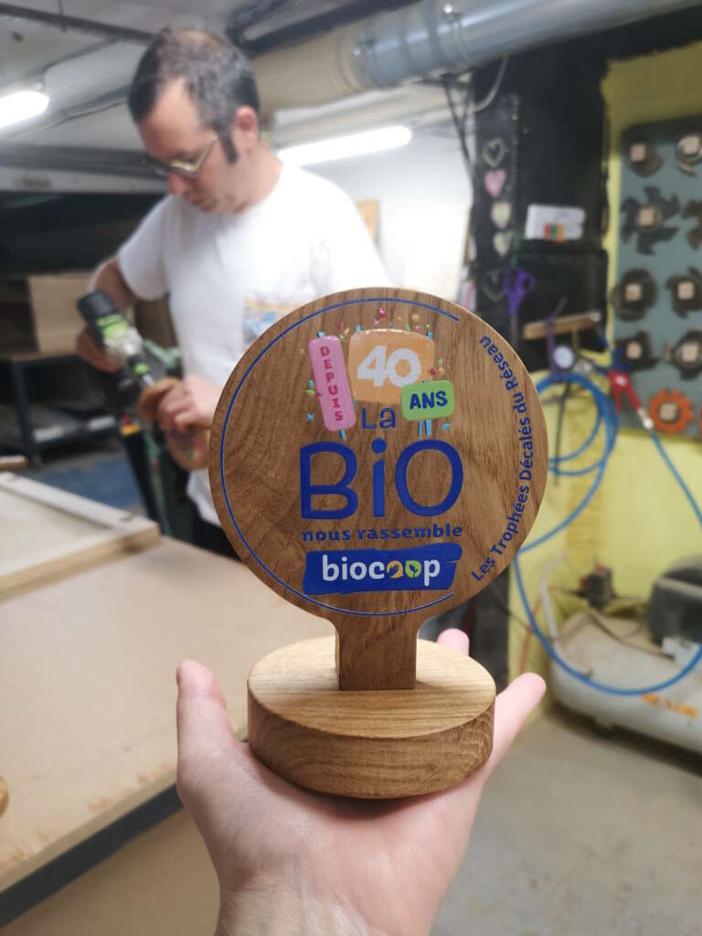 Fabrication artisanale d'un trophée Biocoop en bois massif dans l'atelier de la Manufacture Dubosc & Fils.