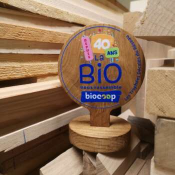 Trophée entreprise en bois massif personnalisé réalisation Biocoop