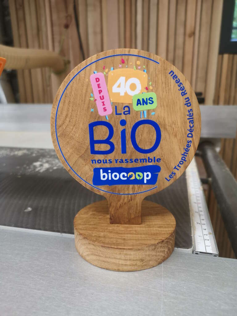 Trophée décalé Biocoop des 40 ans en bois massif fabriqué artisanalement par la Manufacture Dubosc & Fils.