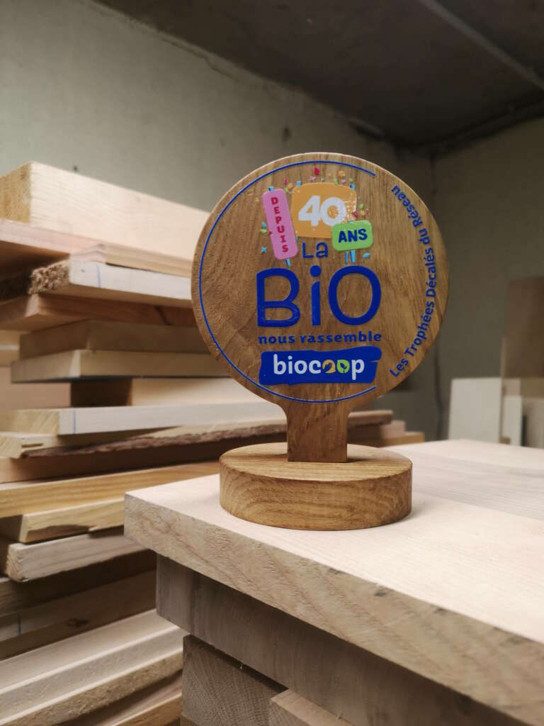 Fabrication artisanale d'un trophée Biocoop en chêne massif dans l'atelier Manufacture Dubosc & Fils à Deluz.