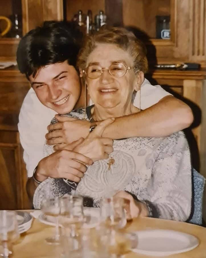 Sébastien Passagio avec sa grand-mère, une histoire familiale et artisanale transmise entre générations.